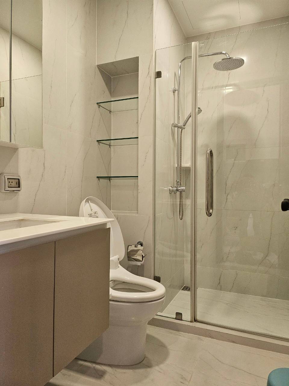 ปล่อยเช่าคอนโด Chewathai Residence Asoke (ชีวาทัย เรสซิเดนซ์ อโศก) - 1ห้องนอน 1ห้องน้ำ 1ห้องนั่งเล่น - ใกล้ MRT พระราม 9 - ขนาดห้อง 29+5 ตรม. ชั้น 21