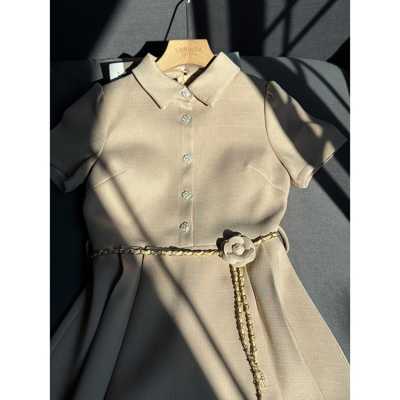 kudapy เดรสยาวสีครีม/สีฟ้า/ม่วงอ่อน/เหลืองอ่อน ผ้าทวิตญี่ปุ่นตกแต่งด้วยกระดุมดอกคามิเลีย ีซับในทั้งชุด ผ้าอัดกาวอย่างดี มาพร้อมกับเข็มขัดโซ่ และเข็มกลัดดอกไม้