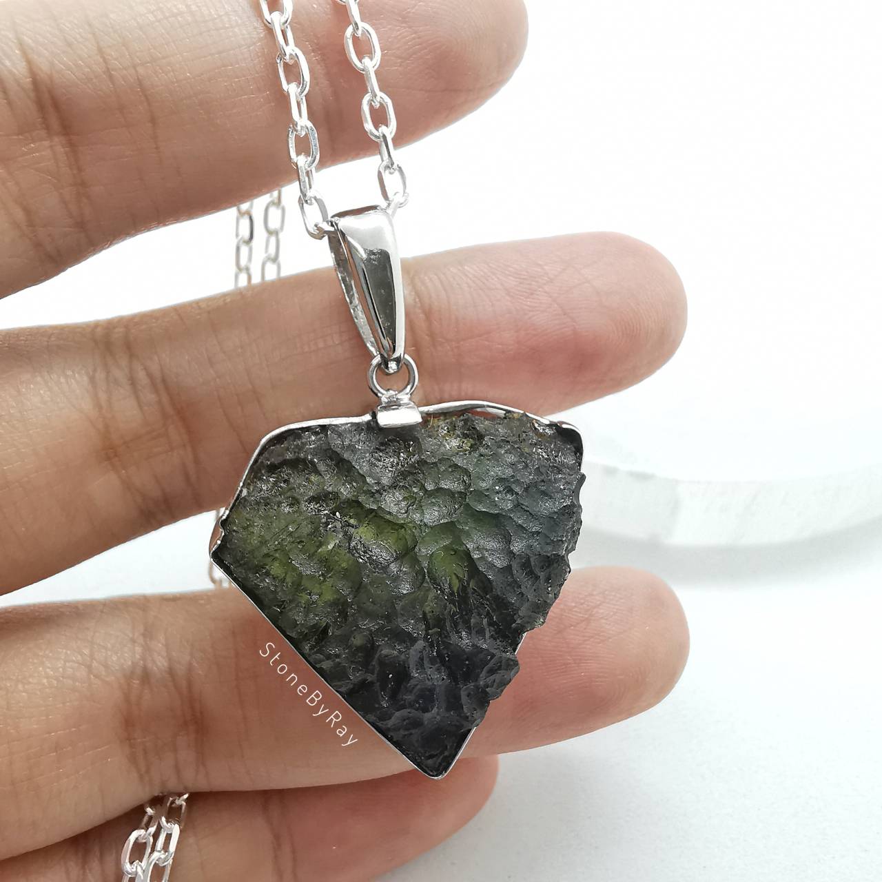 สร้อยคอเงินจี้สะเก็ดดาวโมดาไวต์ Moldavite