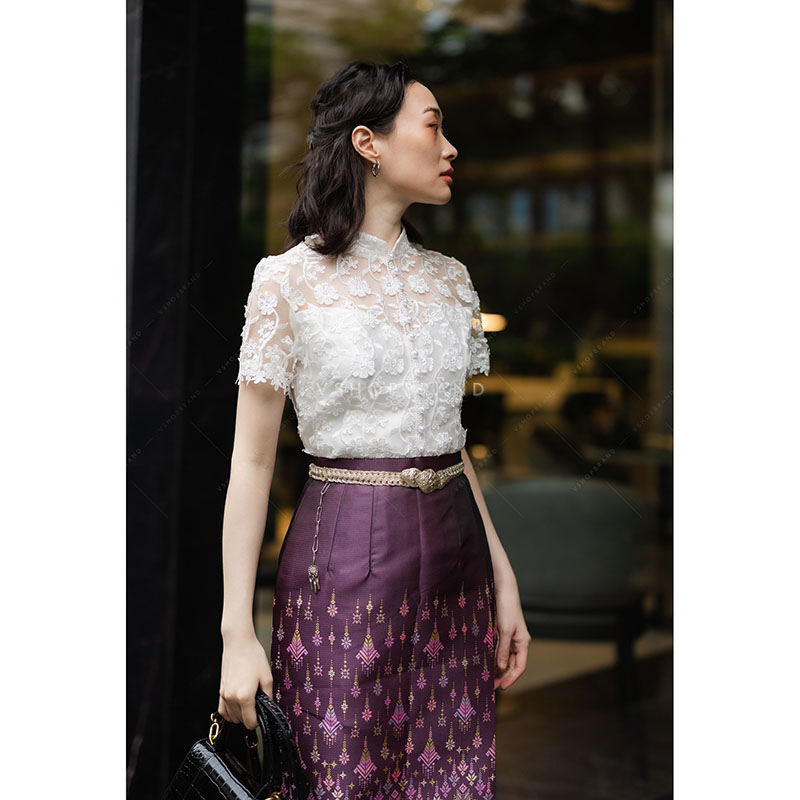 kudapy ชุดเซทลูกไม้ปัก 3D ดอกลอย ยกนูน สวยมาก คอจีน ซับใน 2 ชั้น อย่างดี แต่งมุขเรียงยาวถึงชายเสื้อ ซิปหลัง มาพร้อมกับผ้าถุงสำเร็จรูป