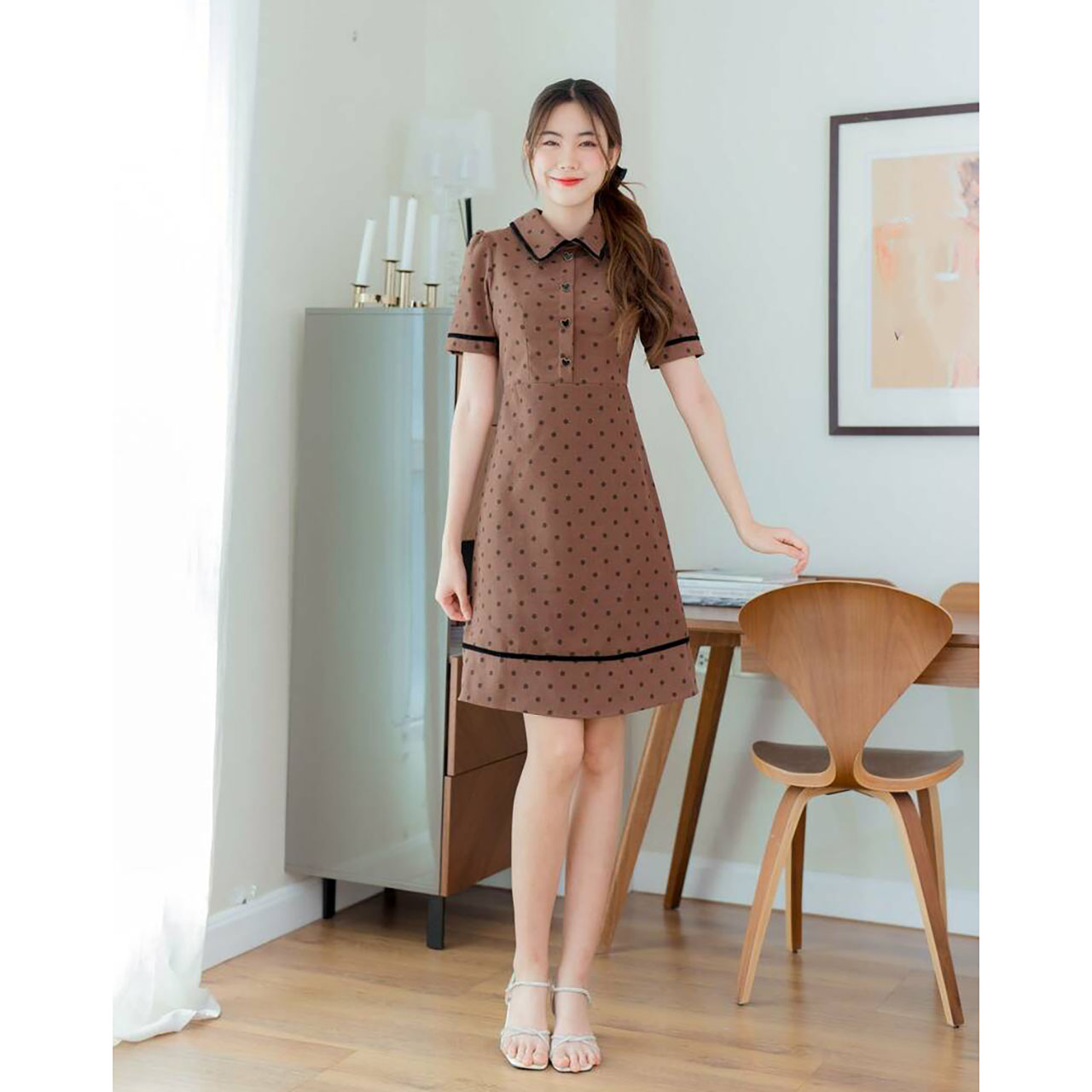 kudapy เดรสสั้นสีเทา/สีแดง/สีน้ำตาล ทรงบานผ้าลูกฟูกตัดขอบดำ