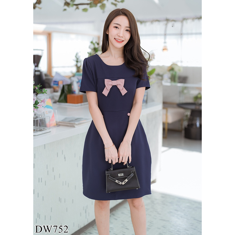 kudapy เดรสสั้นทำงานสีกรม/สีชมพู/สีแดง คอกลมติดโบว์หน้าอก ใส่สบายสวยดูดี