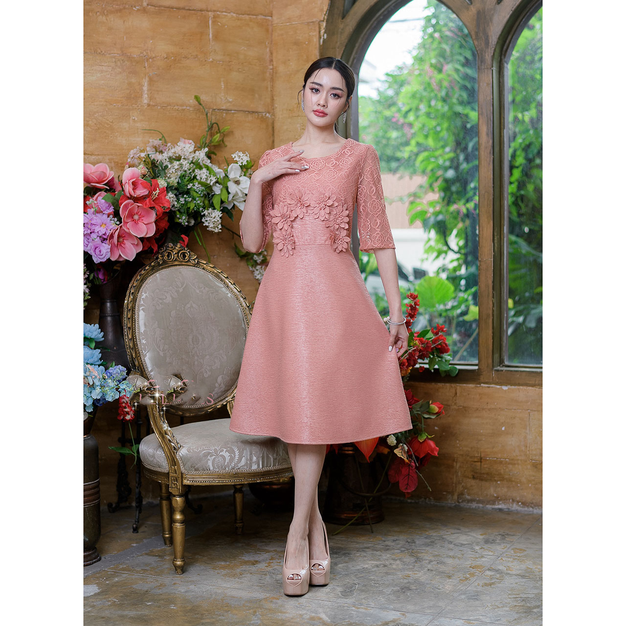 kudapy เดรสสั้น ดีไซน์สวยเก๋ ช่วงอกแต่งดอกไม้ ผ้าสวย ทรงสวยหวาน งานดีมาก ถูกใจแน่นอน