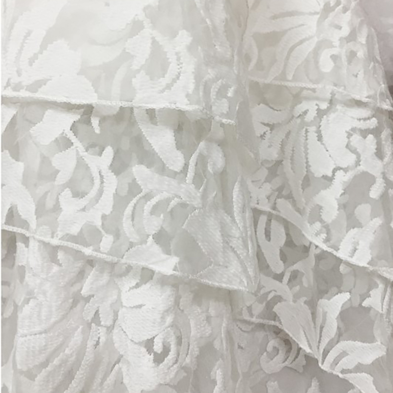 kudapy เดรสสีขาว กระโปรงหน้าสั้นหลังยาวลูกไม้ แขนกุด เย็บซ้อนระบาย 3ชั้น เนื้อผ้าไหมแก้วปักลายสวย อยู่ทรงตามรูป