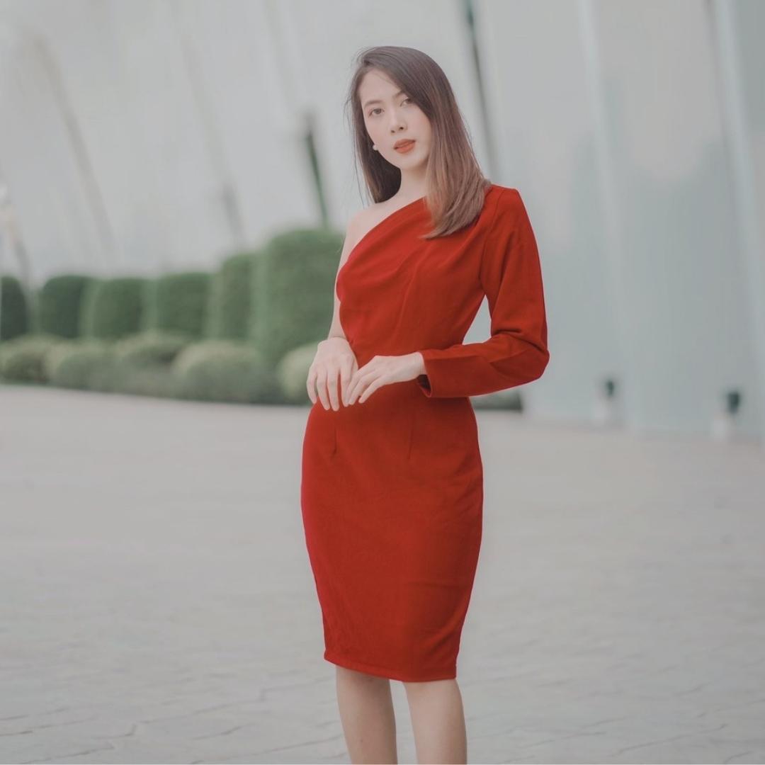 kudapy ชุดไปงานแต่งงานสีชมพู,สีแดง,สีกรมท่า เดรสสั้นไหล่เฉียงข้างแขนยาว เรียบหรู สวย ดูดี ใส่เป็นชุดราตรี ชุดออกงาน