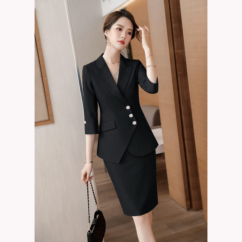 kudapy ชุดสูททำงานผู้หญิงสีดำ/สีชมพู/สีขาว กระดุมเฉียงแขนสามส่วนพร้อมกระโปรง จุดเด่นของชุดนี้คือการออกแบบให้กระชับเข้ารูปเป็นแขนสามส่วน