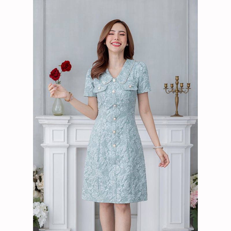 kudapy เดรสสั้นสี เขียวพาสเท/สีดำ คอปกมุก ผ้าแจ็คกาด เป็นทรงเข้ารูป มีดีเทลแต่งกระดุม และกระเป๋าช่วงอก เพิ่มความสวยเก๋