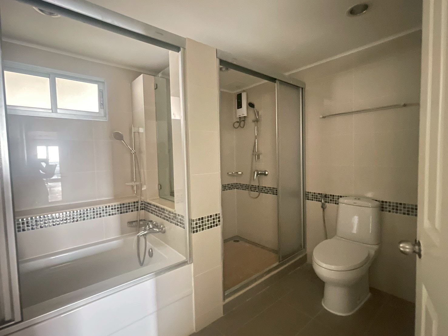 ให้เช่าคอนโด Lumpini Park Riverside Rama 3 (ลุมพินี พาร์ค ริเวอร์ไซด์ พระราม 3) 3ห้องนอน / 2ห้องน้ำ ขนาด 104 ตรม. ชั้น 22 ตึก A ค่าเช่า 36,000 ต่อเดือน วิวแม่น้ำ