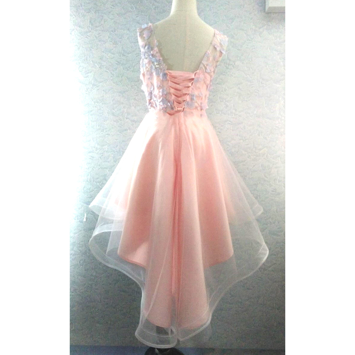 kudapy ชุดราตรีหน้าสั้นหลังยาวสีชมพูโอรส แขนกุด เสื้อปักเลื่อมและกลีบดอกไม้ขมพูฟ้า