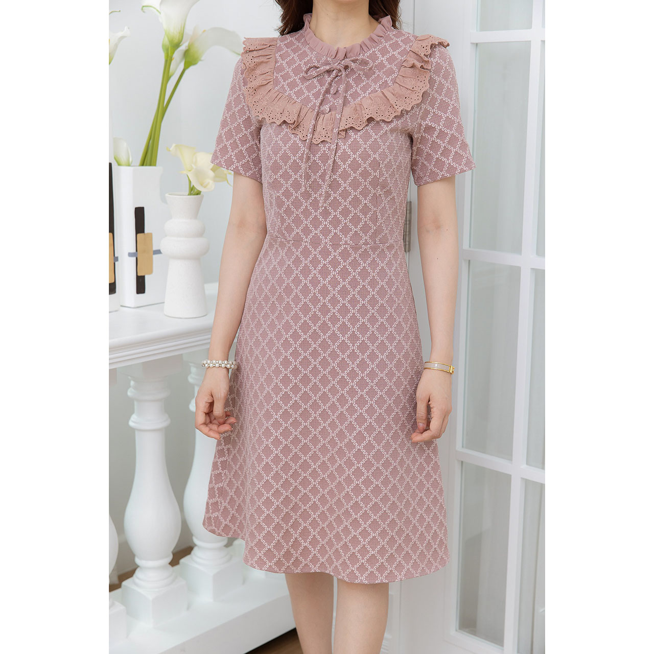 kudapy เดรสสั้นสีแดง/สีชมพู ผ้าแจ็คกาด ผ้าสวยมีเทคเจอร์ มีดีเทลช่วงอกแต่งด้วยผ้าเชิงคอตตอนฉลุ เป็นระบายสวยหวาน