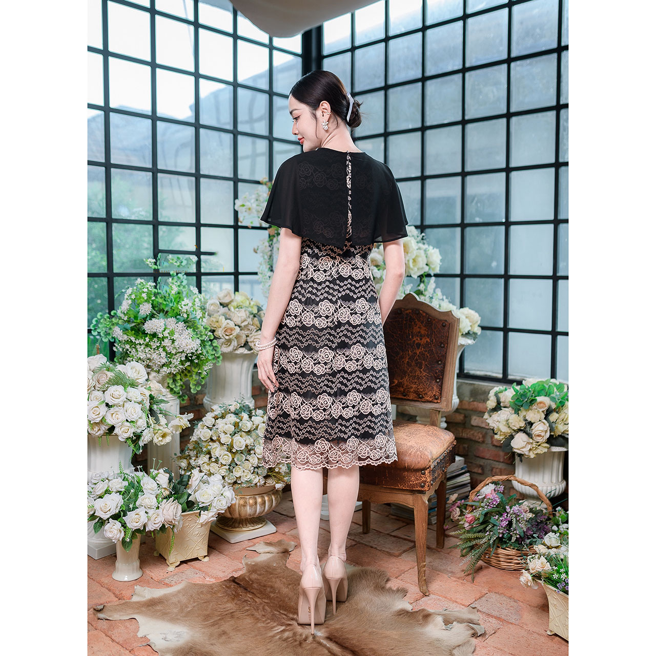 kudapy เดรสสั้นสีครีม/สีดำ ลูกไม้เนื้อนิ่มลายกุหลาบ เดรสทรงบานเล็กน้อยตีเกร็ดหน้าหลังเข้าทรง ช่วงไหล่แต่คลุมระบายด้วยผ้าชีฟอง พรางต้นแขนได้