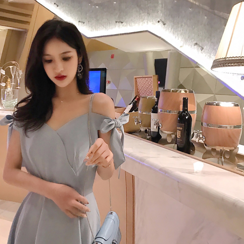ชุดเดรสผ้าโพลีเอสเตอร์สีฟ้า ดีไซน์น่ารัก เดรสสายเดี่ยว เปิดไหล่ มีสายผ้าให้ผูกเป็นโบว์ที่ต้นแขน