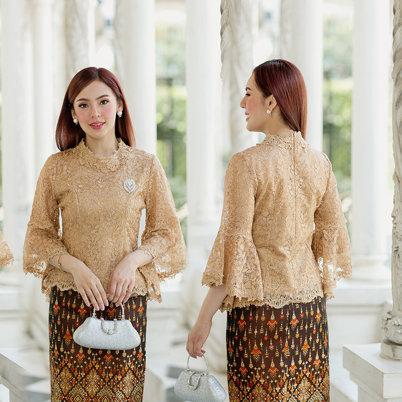 kudapy (เฉพาะเสื้อ) เสื้อลูกไม้สีฟ้า/สีส้มม่วง/สีทอง/สีขาว ตัวเสื้อใช้ผ้าลูกไม้ใยบวบเนื้อดีลายลูกไม้แน่นทั้งตัว ตัวเสื้อมาพร้อมซับในเนื้อดีในตัว