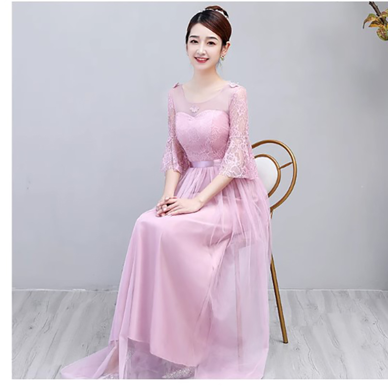 kudapy เดรสยาวออกงานสีถั่วแดงกะปิ ตัวเสื้อปักลายผีเสื้อ แขนระบาย ด้านหลังลำตัวเป็นสม๊อกยืดหยุ่นได้ เอวคาดผ้าริ้บบิ้น มีซิบด้านข้างลำตัว กระโปรงผ้าโปร่ง