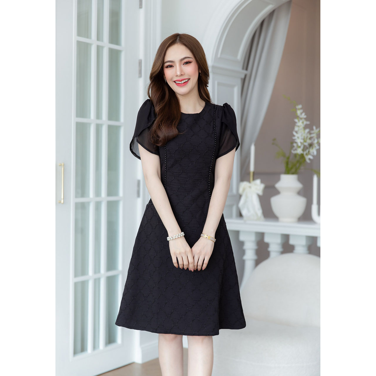 kudapy เดรสผ้าญี่ปุ่นมีเทคเจอร์สวยมิติ ดีเทลแต่งมุก ยาวลงมาเป็นกระเป๋าหน้า ช่วงแขนเป็นผ้ามีกลิตเตอร์เย็บเป็นแขวนไขว้