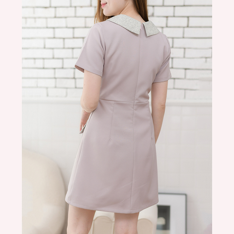 kudapy เดรสสั้นสีเทาฟ้า/สีครีมเข้ม/สีดำ/สีชมพูอ่อน คอปกแขนสั้น แต่งปกและฝากระเป๋าด้วยผ้าชาแนลโทนสีแมทช์กับชุด