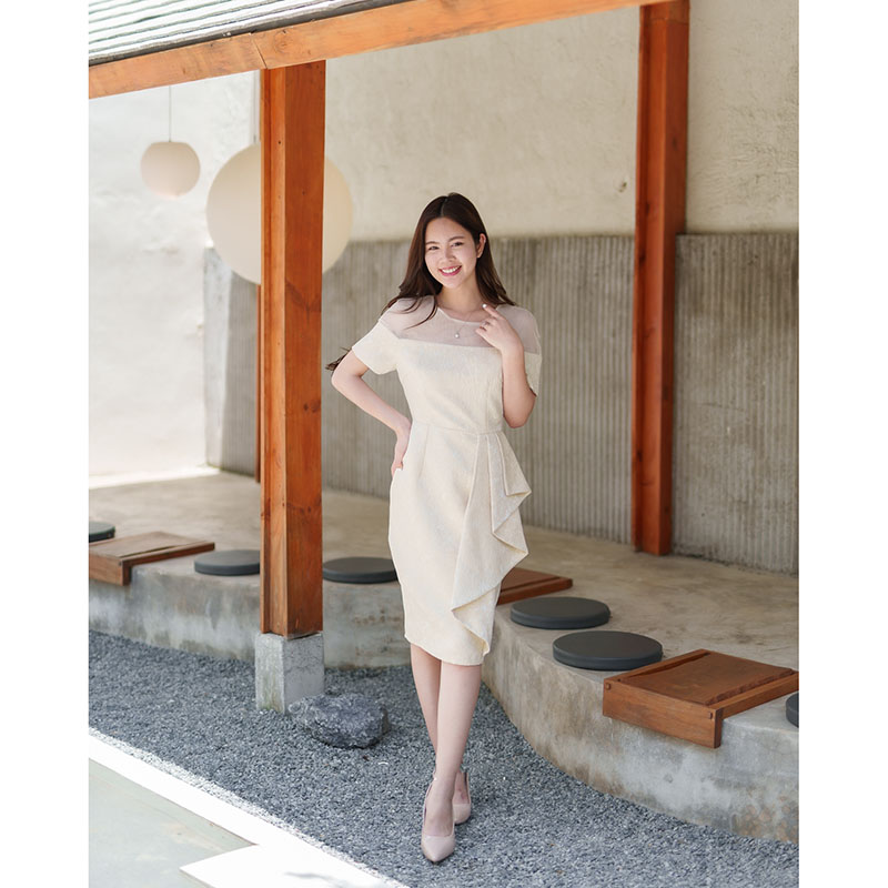 kudapy เดรสออกงานสีครีมเบจ ทรงเข้ารูป ผ้าอัดลาย ช่วงไหล่ซีทรู แขนสั้น เอวแต่งจีบ เรียบหรู