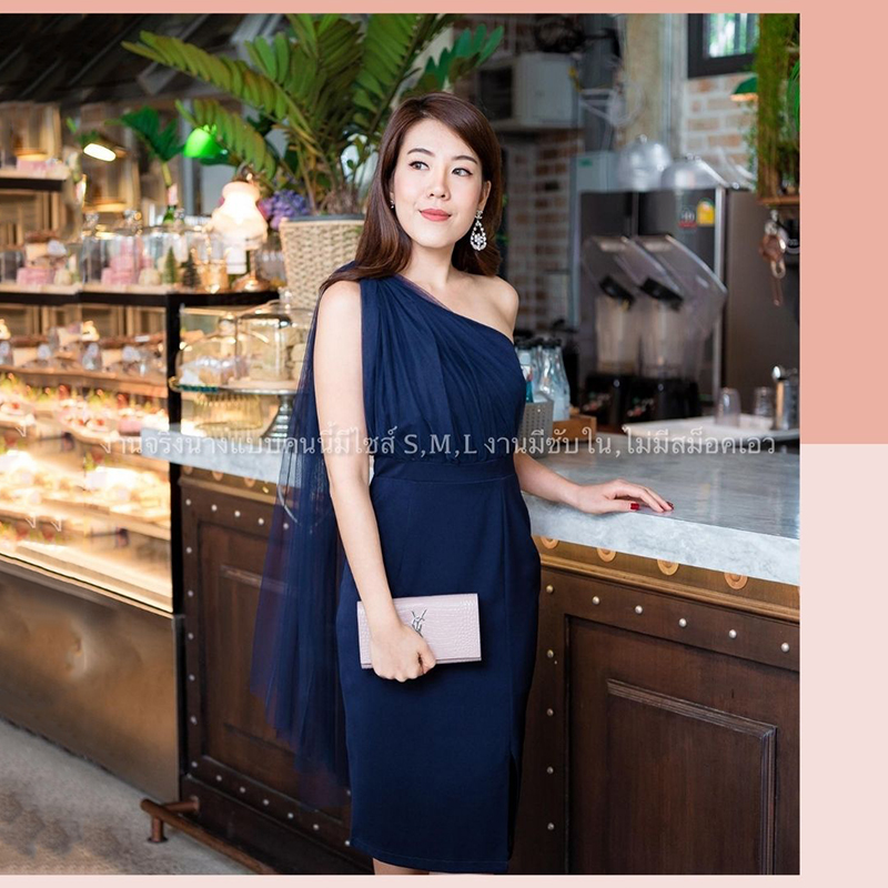 kudapy ชุดราตรีสีแดงเบอกันดี้ ชุดออกงาน ชุดไปงานแต่งงาน เดรสสั้นไหล่เฉียงข้างแต่งผ้าซีทรู เรียบหรู