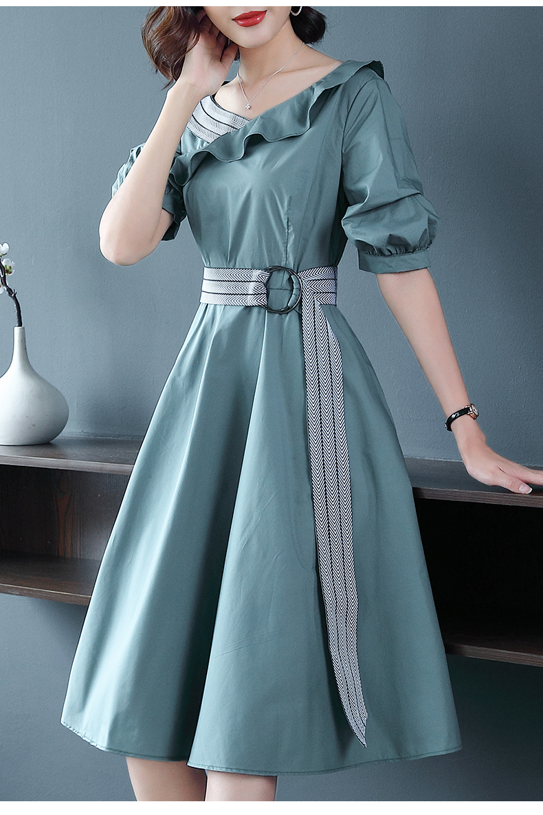เดรสสั้นสีเขียว คอปาดกว้าง ผ้าคอตตอนผสม แต่งคอเสื้อข้างขวาลายเดียว มีเข็มขัดผูกเอวตามแบบ