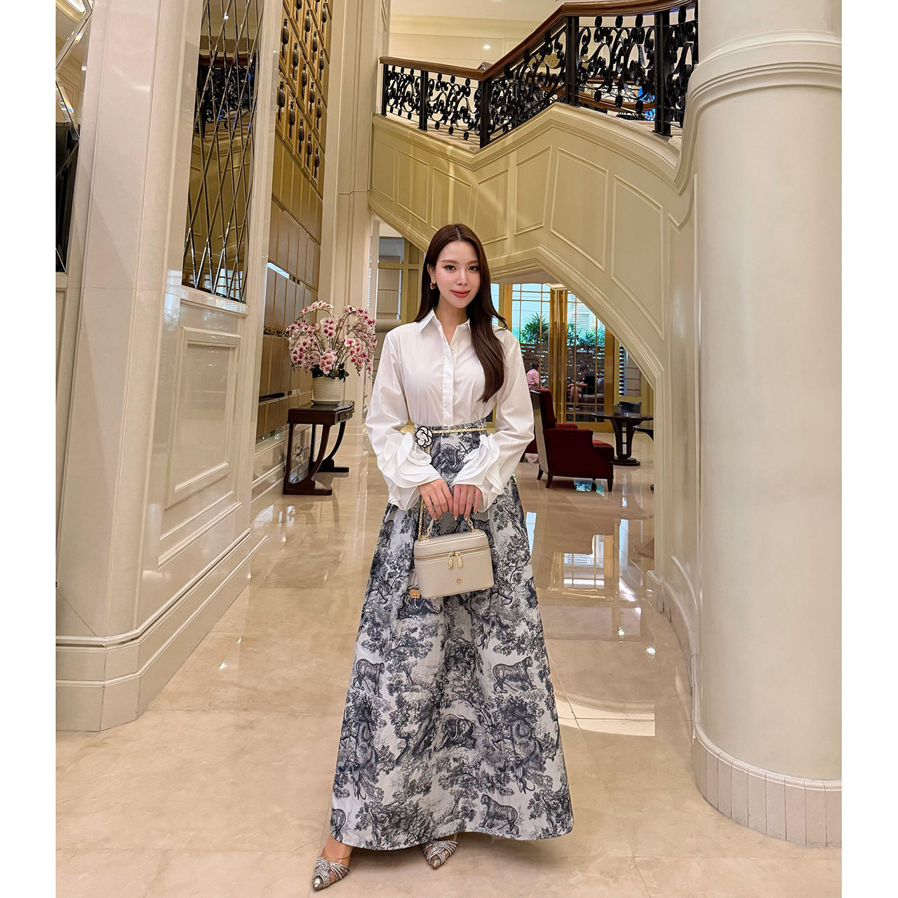 kudapy เซ็ทเสื้อเชิ้ตแขนกุหลาบมาพร้อมกระโปรงยาวพิมพ์ลาย