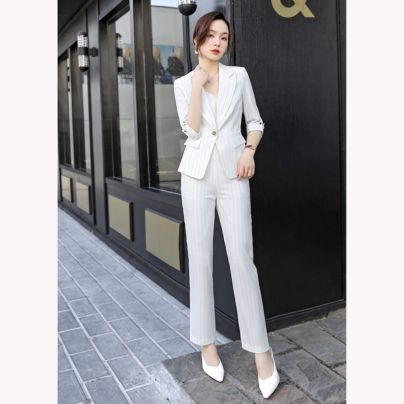 kudapy ชุดสูททำงานผู้หญิงสีดำ/สีขาว/สีเบจ แขนสามส่วนลายทางพร้อมกางเกง จุดเด่นของชุดนี้คือการออกแบบให้เป็นลายทางเพื่อเพิ่มสไตล์