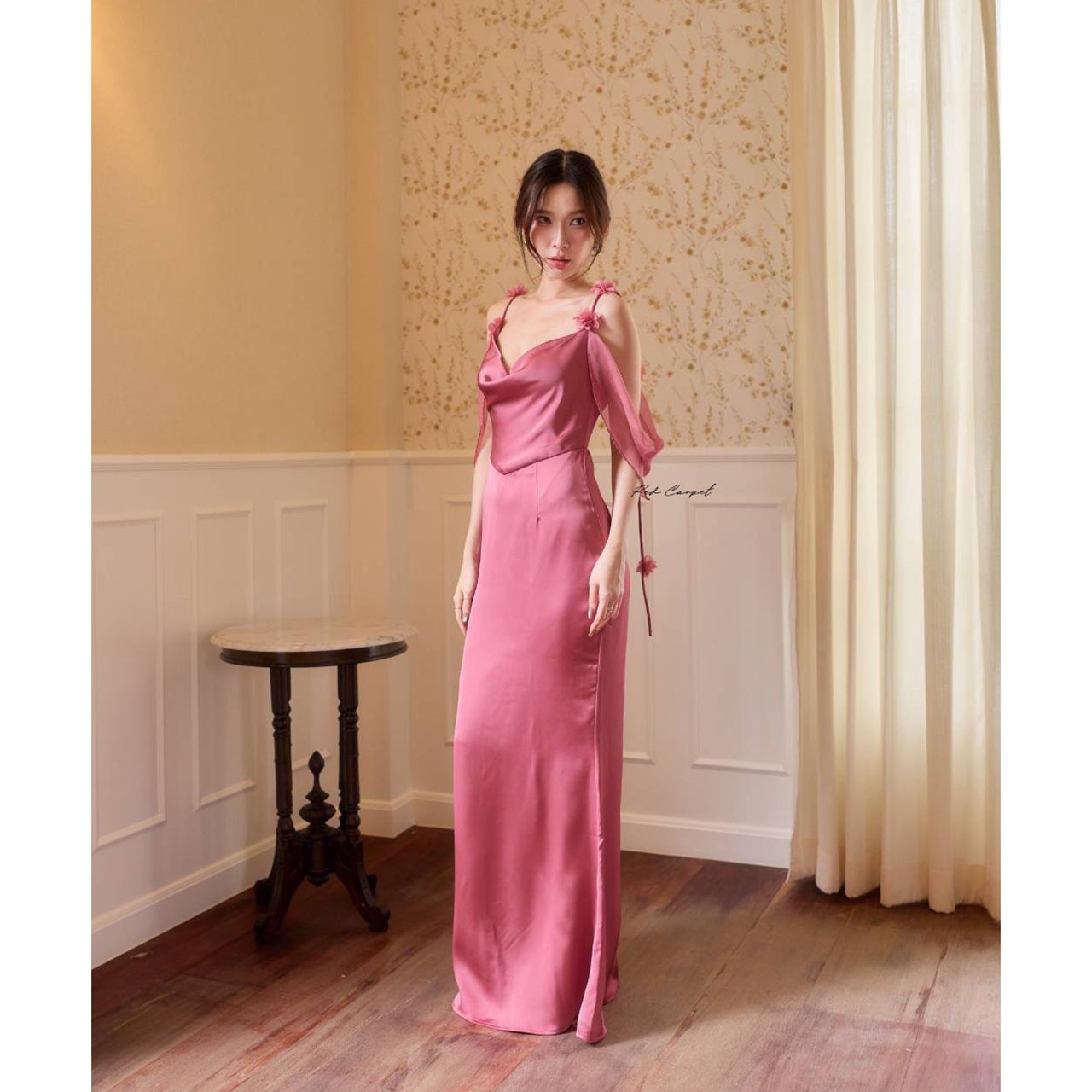 kudapy เดรสซาตินคอถ่วงเสริมหุ่นให้ดูเพรียวสวย เสน่ห์แห่งความอ่อนหวานที่ถูกถ่ายทอดผ่านซิลูเอตต์พลิ้วไหว ดีเทลโชว์ไหล่และสายผ้าบางเบาให้ลุคที่หรูหรา