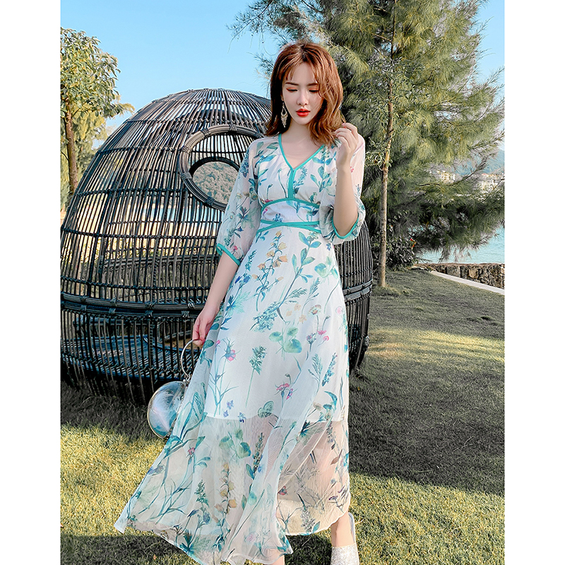 kudapy แม็กซี่เดรสผ้าชีฟองเนื้อดีสีขาวครีม มีลายเส้นในตัว พิมพ์ลายดอกไม้ คอวี ตัดขอบรอบคอเสื้อ L