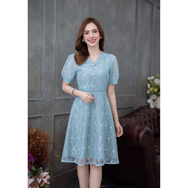 kudapy เดรสสั้นสีเขียวคอวี/สีเขียวคอกลม ผ้าตาข่ายปักทั้งตัว แซมปักด้วยดิ้นทอง แพทเทิร์นสวยคลาสสิค มีดีเทลแต่งลูกไม้ปลายแขนและเอว ช่วงชายกระโปรงเป็นระบายสองชั้น