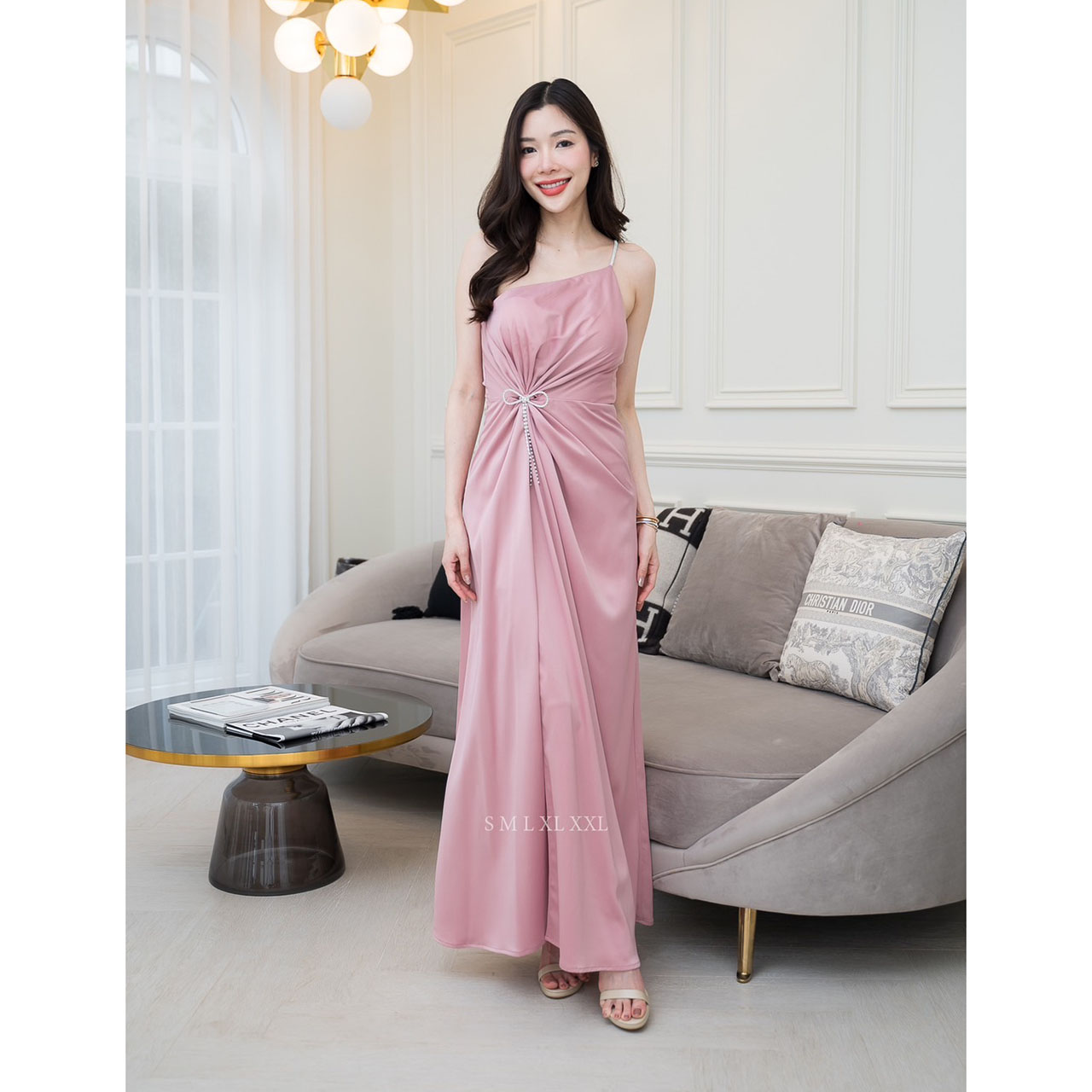 kudapy เดรสยาวสีโอวัลติน/สมิ้นอมฟ้า/สีชมพูกลีบบัว/สีกรม/สีชาเขียว ชุดราตรียาวไหล่เบี่ยงสายเพชรแต่งมัดเอวติดเข็มกลัดเพชรโบว์ งานพรีเมี่ยมผ้าเครปซาติน ซับในเกรดเอ ซิปด้านหลัง สวยหรู