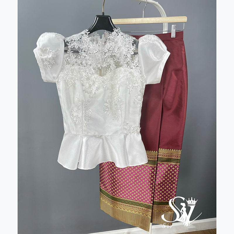 kudapy เสื้อลูกไม้แขนตุ๊กตา แต่งชายระบาย ซับในด้วยผ้าไหมอัดกาว ซิปซ่อนหลัง แมทช์ผ้าถุง สำเร็จรูป