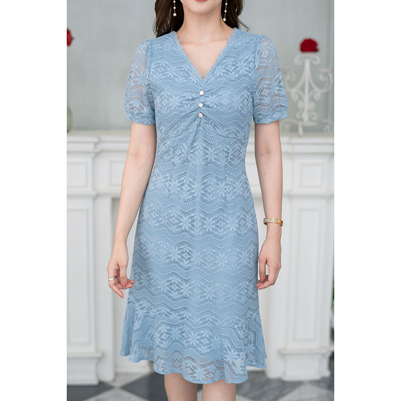 kudapy เดรสสั้นสีฟ้า/สีชมพู ลูกไม้ ลูกไม้เนื้อนิ่ม ทิ้งตัวสวยใส่สบาย มีดีเทล เย็บจั้มแต่งกระดุมช่วงอก แต่งลูกไม้รอบคอ ช่วงชายกระโปรงเป็นระบายนิดๆ