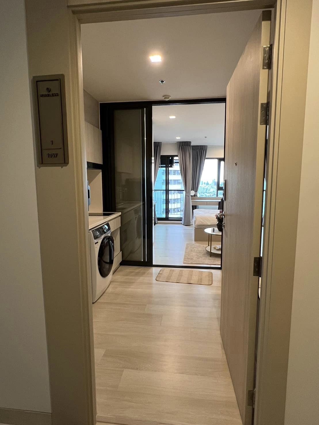 ห้องสวยน่าอยู่ Life One Wireless (ไลฟ์ วัน ไวร์เลส) ให้เช่าตกแต่งครบพร้อมอยู่ได้เลย สอบถามแอด Line ID : Smile-easy