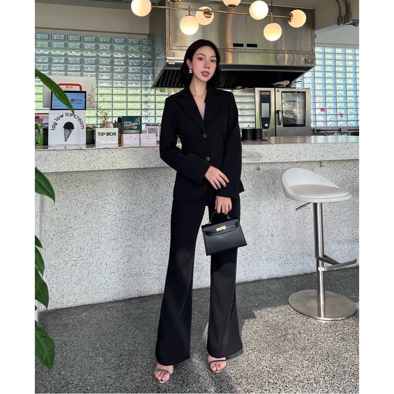 kudapy setsuit เสื้อ+กางเกง ตัวเสื้อแต่งกระดุมทอง 2 เม็ดติดได้ มีซับในทั้งตัว ปลายแขนเสื้อแต่งกระดุมทองเม็ดเล็ก