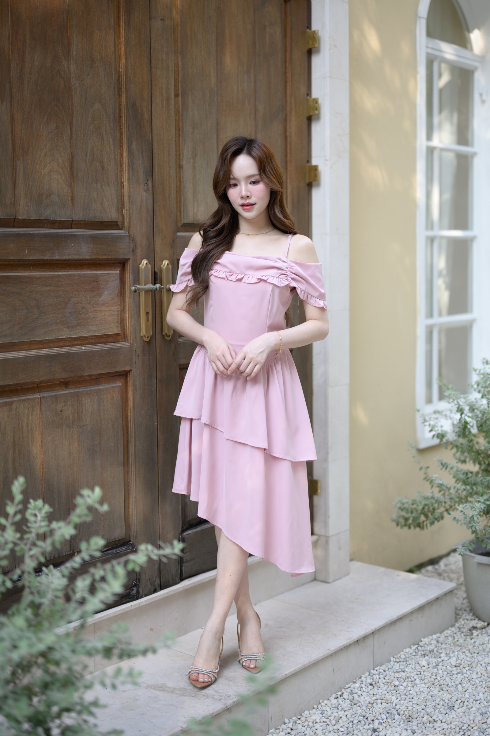 kudapy เดรสสายเดี่ยวเปิดไหล่ที่ออกแบบมาเพื่อเติมความละมุน ช่วงเสื้อมีดีเทลจับเดรปช่วงอก แต่งระบาย