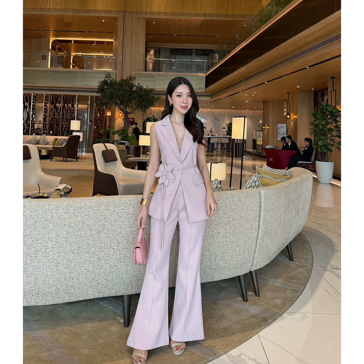 kudapy เซ็ทแขนกุดมาพร้อมกับกางเกงขายาว มีซับในทั้งตัว เสื้อแขนกุดปกสูท เย็บเข้ารูป กระเป๋าจริง