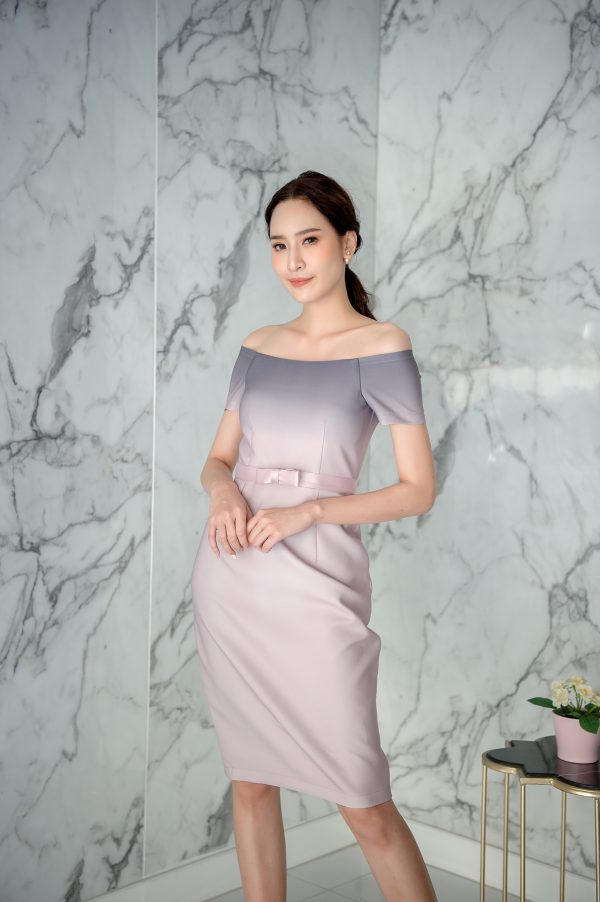 kudapy เดรสสั้นสีแดง สีชมพูนู๊ด และสีน้ำเงินกรมท่า ผ้าไหมอิตาลีไล่สี ทรงเปิดไหล่ แขนสั้น กระโปรงเข้ารูปทรงสอบ มาพร้อมเข็มขัดโบว์