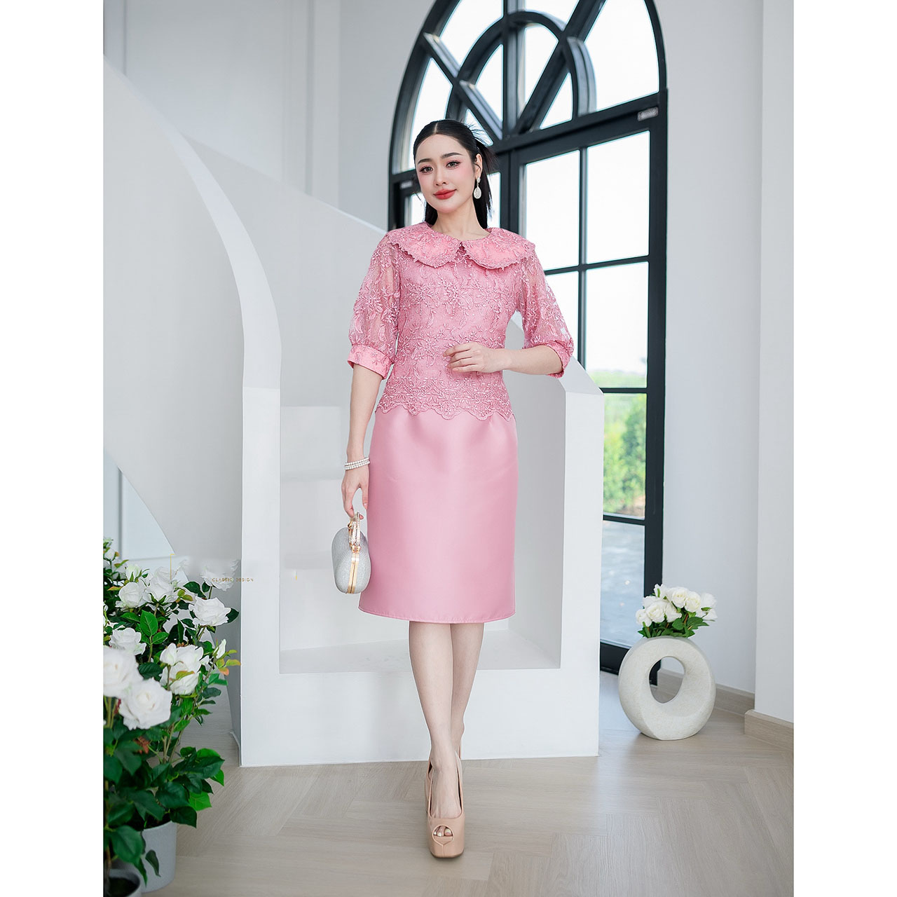 kudapy เดรสสั้นสีชมพู/สีฟ้า ผ้าไหม เสื้อลูกไม้เข้ากับเดรสสวยลงตัว ผ้าลูกไม้ใยบวบ ดีไซน์คอบัว จั้มปลายแขนเสื้อ เดรสผ้าไหมให้ลุคหวานลุคน่ารัก