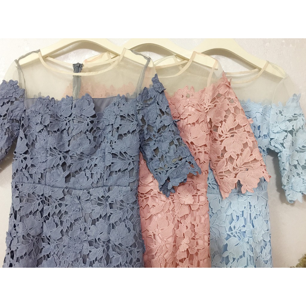 kudapy เดรสสั้นคลุมข่าวสีเทา สีชมพู สีฟ้า ดอกลอย 3 มิติ ช่วงบนแต่งผ้าซีทรูดูเซ็กซี่เบาๆ ทรงสวยดูดีดูแพง