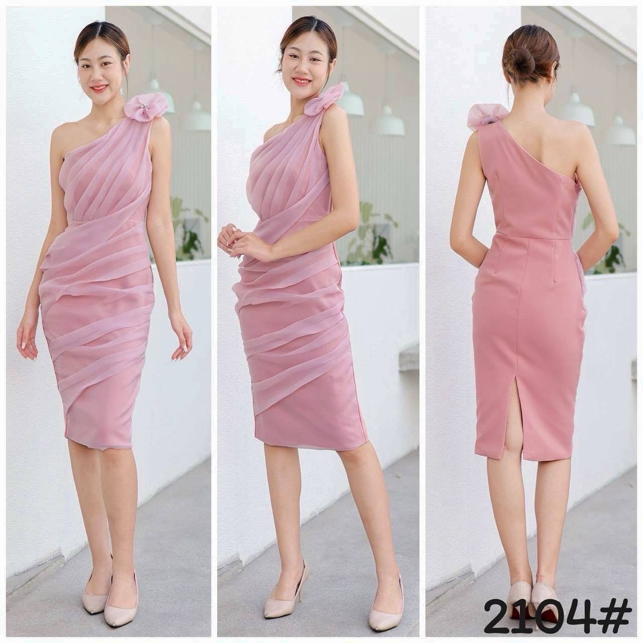 kudapy เดรสออกงานผ้าแก้ว เดรสสั้นไหล่เดี่ยว แต่งเข็มกลัดดอกไม้ สีชมพูพาสเทล ,ขาว ,โอรส ,กรมท่า