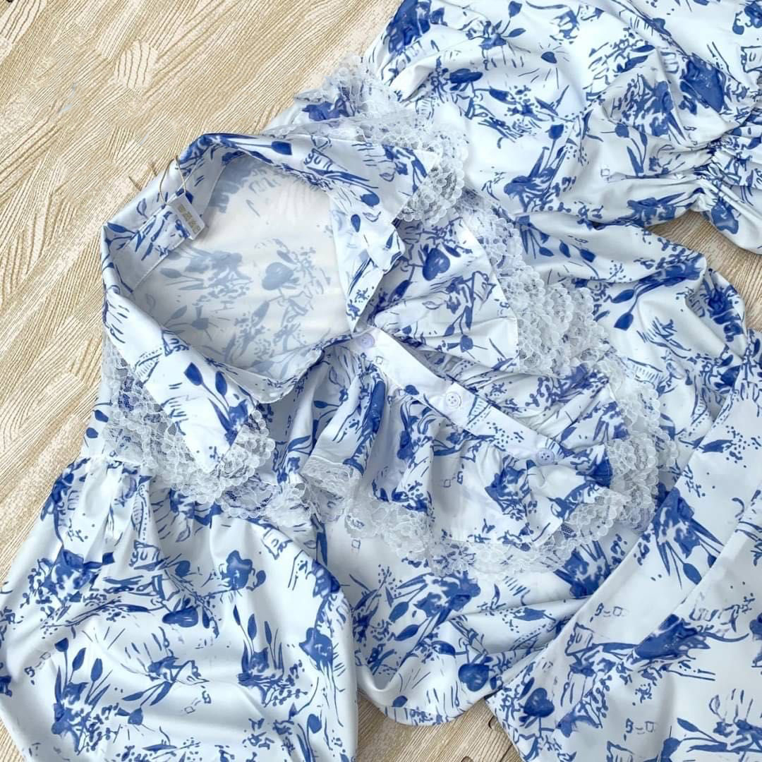 kudapy เดรสยาวคอปกพื้นสีขาวพิมพ์ลายสีน้ำเงิน กระดุมหน้า แขนตุ้กตา เก็บเอวสวยเข้ารูป เดรสบานยาวสลวยมากค่ะ