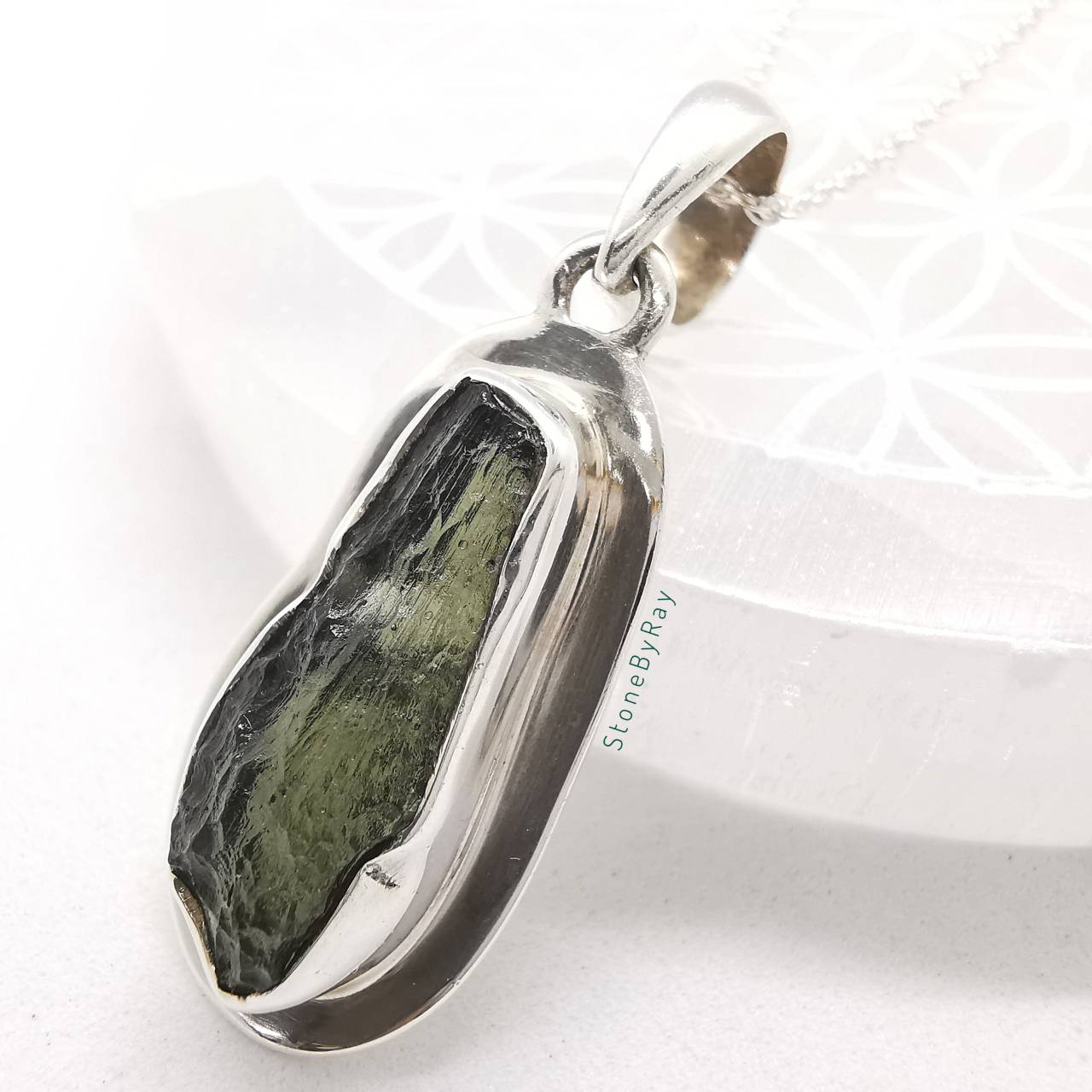 สร้อยคอเงินจี้สะเก็ดดาวโมดาไวต์ Moldavite