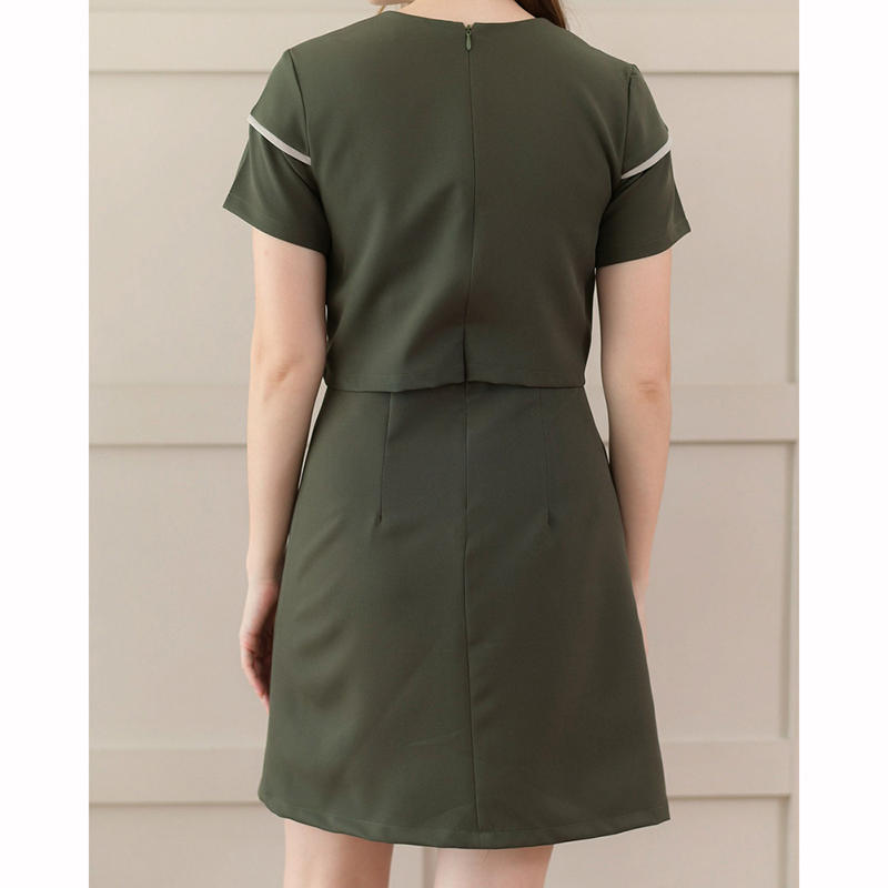 kudapy เดรสสั้นสีเขียวทหาร/สีครีมเข้ม ทรงเอ ดีไซน์น่ารัก ตัดต่อเหมือนใส่แยกชิ้น จริงๆเป็นเดรสชิ้นเดียว ตัวเสื้อเพิ่มกิมมิคเส้นกุ๊นตัดต่อไปถึงช่วงแขน