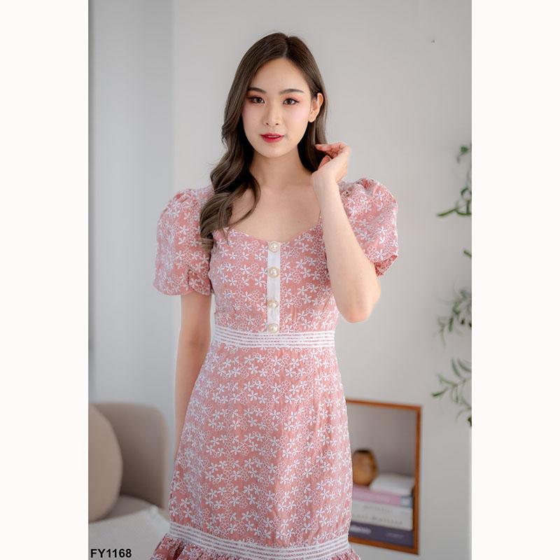 kudapy เดรสสั้นสีชมพู/สีขาว ผ้าอัดลายลูกไม้แต่งแขนตุ๊กตา ทรงเข้ารูป เบบี้ดอลสไตล์สาวเรียบร้อย ดีเทลเนี้ยบ