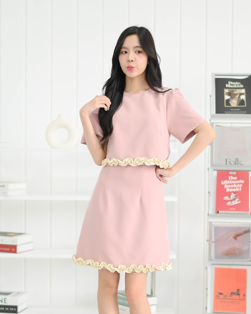 kudapy เดรสแขนสั้นคอกลม แต่งรูดระบายชายเสื้อและกระโปรง รูดยกไหล่พองเบาๆ ผ้าเนื้อหนานุ่มมีน้ำหนักทิ้งตัวสวย