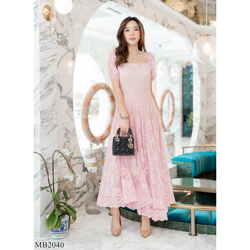 kudapy เดรสยาวสีขาว/สีชมพู/สีกรม/สีแดง คอเหลี่ยมลูกไม้มีซับ