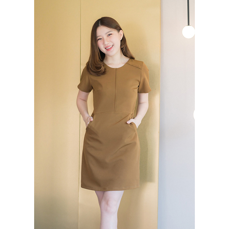 kudapy เดรสสั้นสีฟ้าอ่อน/สีแดงเข้ม/สีมัสตาร์ด ตัดต่อเล่นคัทติ้งกลางลำตัวและช่วงไหล่ มีกระเป๋าด้านข้าง งานซับในทั้งตัว