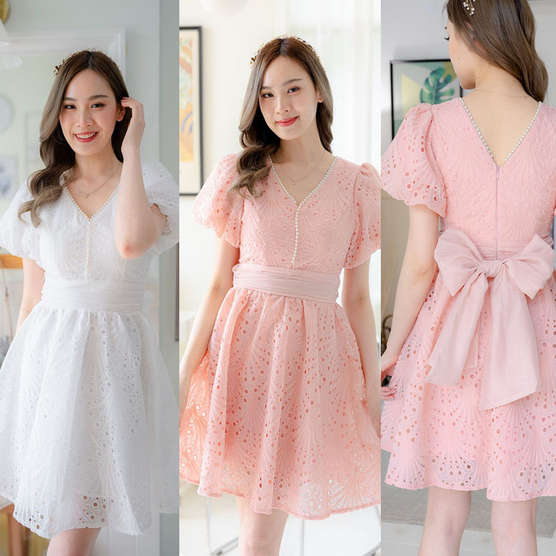 kudapy เดรสสั้นสีชมพู/สีขาว ผ้าลายดอกงานฉลุ แต่งโบว์น่ารักๆ งานซิปหลัง ใส่ง่าย ใส่สบาย ใส่ออกงานได้ลุคลูกคุณสุดๆ