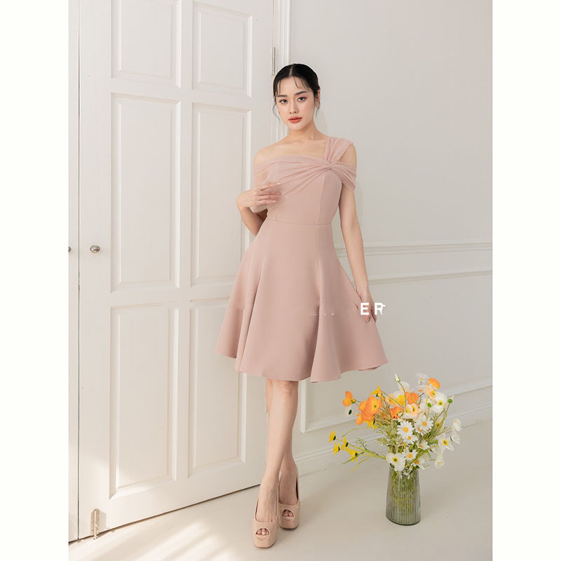 kudapy เดรสสั้นสีโอวัลติน/สีน้ำตาล/สีแดง พรางช่วงแขนแบบดีงามไม่เยอะไป กระโปรงบาน ทรงน่ารักมาก แถมพรางสะโพกได้ด้วย