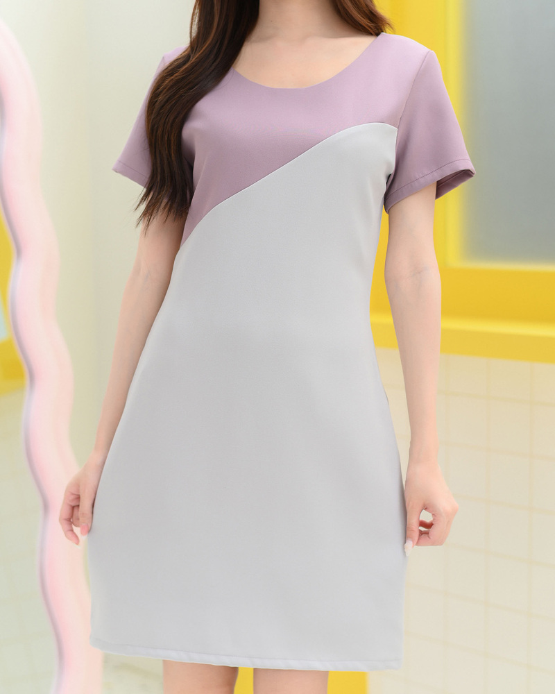 kudapy เดรสคอกลมแขนสั้น ทรงเบสิคใส่สวยเข้ารูป มีกิมมิคเล่นสีทูโทนแนวเฉลียงแบบเก๋ ด้านหลังจับเกล็ดให้ดูผอมเพรียว