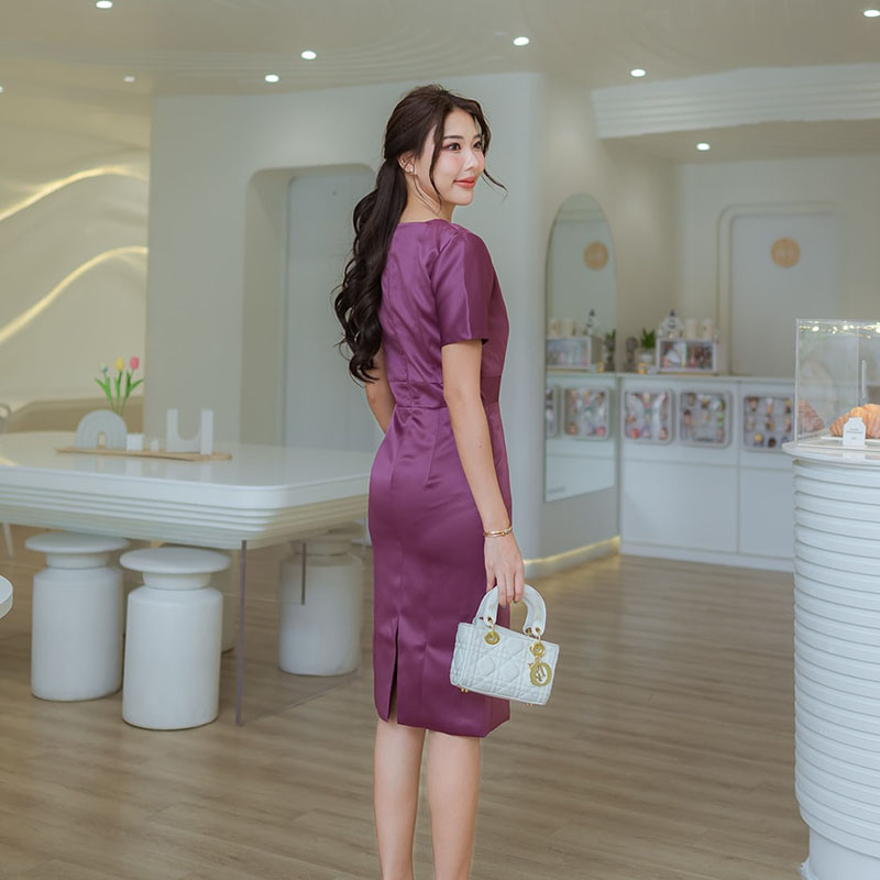 kudapy เดรสสั้นสีม่วง คอเหลี่ยม กระโปรงทรงสอบผ่าหลัง ผ้าjapan